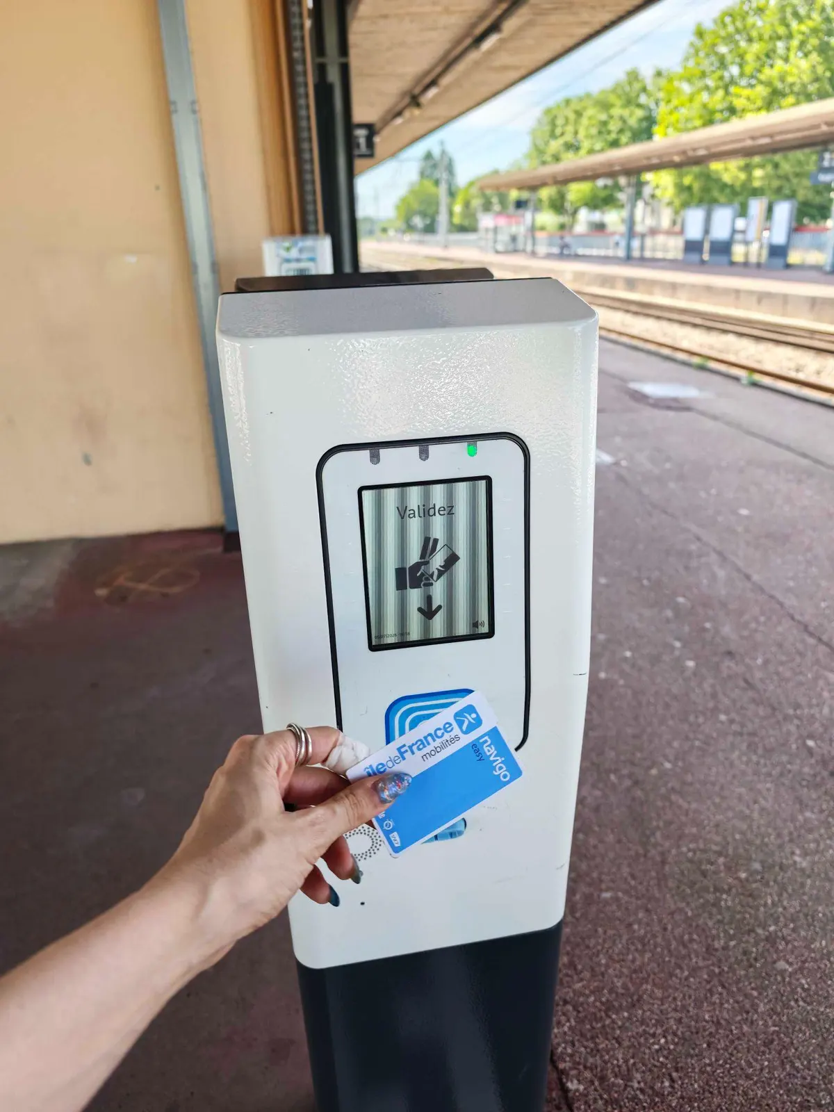Tapping a Navigo card on the platform validator